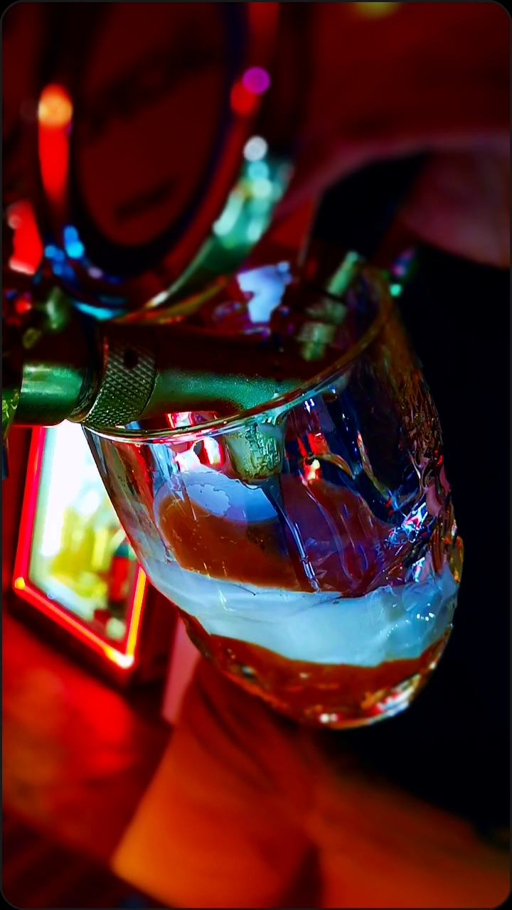 Čerstvě načepované pivo Svijany v baru Aventin